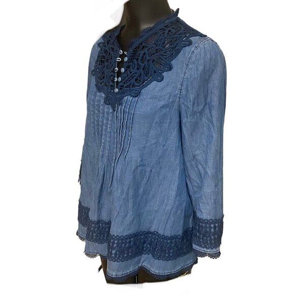 Holding Horses Anthropologie Lace Trim Chambray Top in Blue Size 4 - Picture 3 of 7